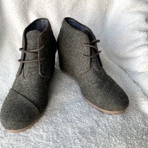 TOMS forest green herringbone lace up booties, size 10